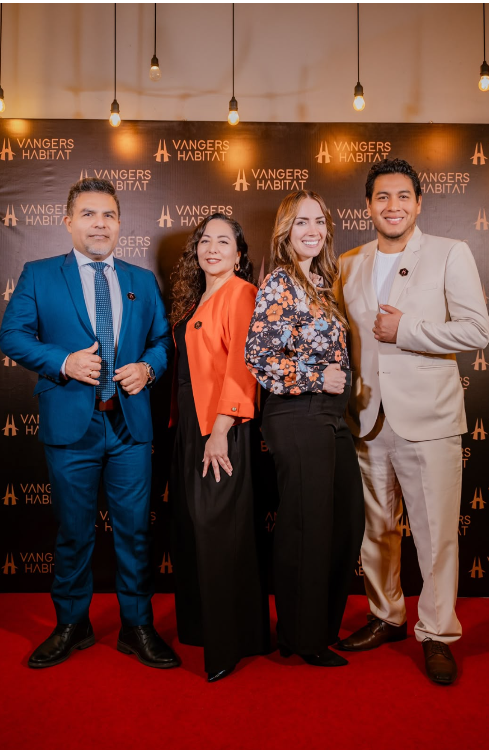 Cuatro integrantes del equipo Vangers Habitat en un evento institucional
